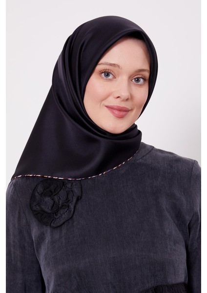 Siyah Benekli Twill Ipek Eşarp fırsatları
