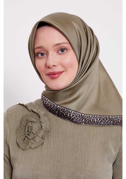 Yeşil Leopar Desen Twill Ipek Eşarp fırsatları