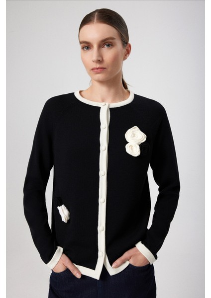 Siyah Beyaz Gül Aplikeli Kadın Hırka