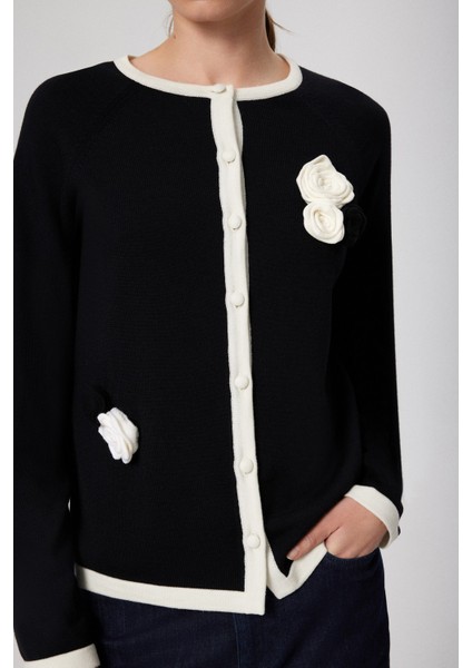 Siyah Beyaz Gül Aplikeli Kadın Hırka fiyatları