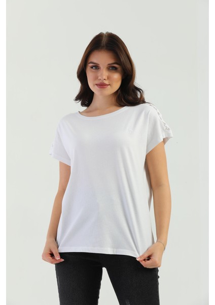 Beyaz Omuz Örgülü Kadın Tişört modelleri