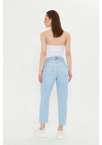 Acık Mavi Mom Kalıp Paçası Kesik Jean