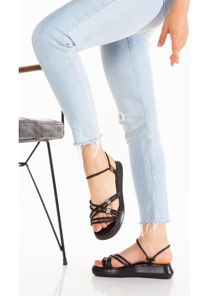 Siyah Çapraz Ince Şeritli Gümüş Detaylı Kolay Giyilebilir Kadın Yazlık Sandalet