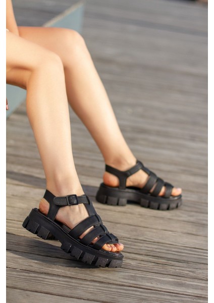 Siyah Yüksek Yumuşak Taban Tokalı Üç Şeritli Önü Açık Yazlık Kadın Sandalet