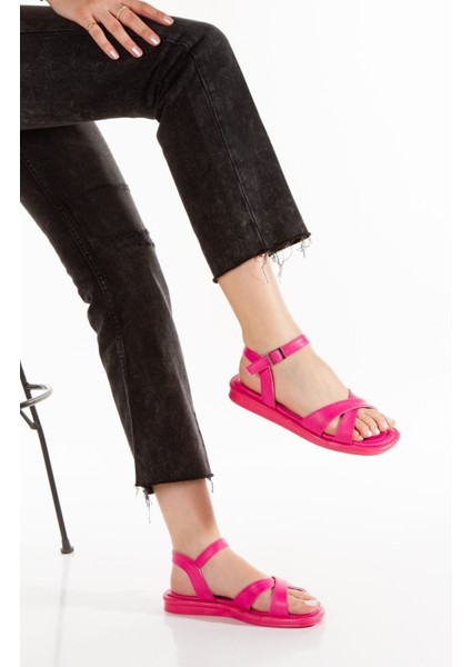 Fuşya Çarpaz Iki Şeritli Alçak Tabanlı Tokalı Kadın Yazlık Sandalet