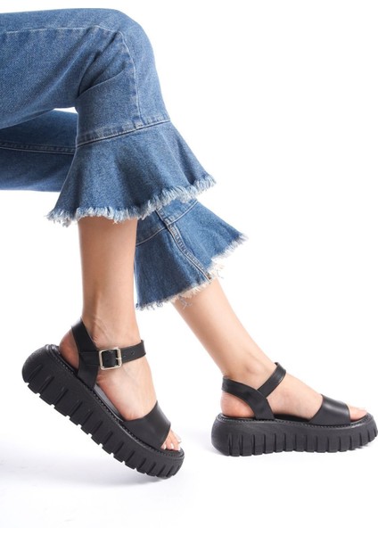 Siyah Yüksek Yumuşak Taban Tokalı Kalın Şeritli Yazlık Sandalet