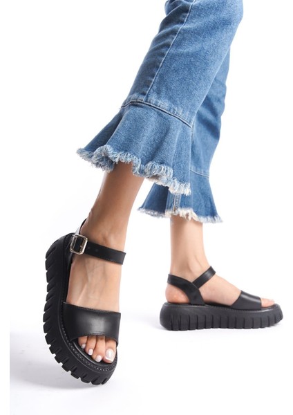 Siyah Yüksek Yumuşak Taban Tokalı Kalın Şeritli Yazlık Sandalet modelleri