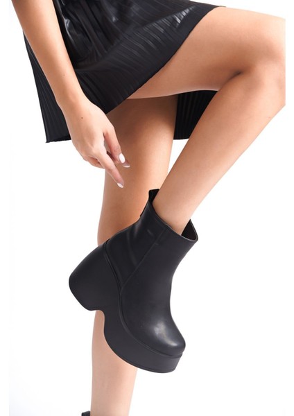 Siyah Deri Görünümlü Cilt Yandan Fermuarlı Yüksek Dolgu Topuklu Mevsimlik Kadın Kısa Bot Bootie indirimleri