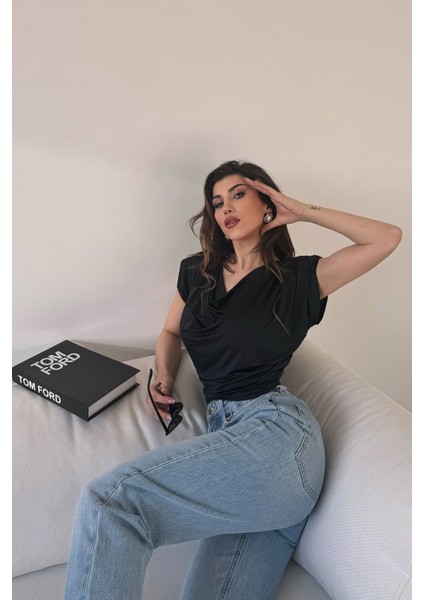 Kadın Siyah Degaje Yaka Vatkalı Yumuşak Dokulu Yazlık Crop Bluz indirimleri