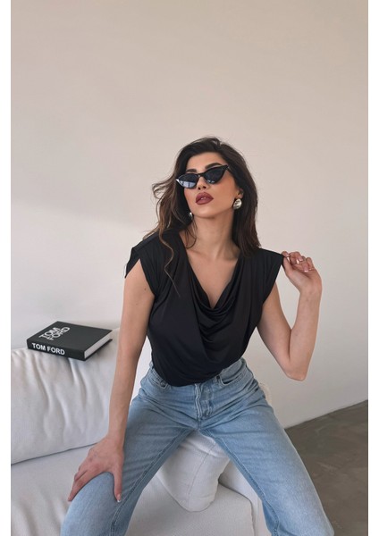 Kadın Siyah Degaje Yaka Vatkalı Yumuşak Dokulu Yazlık Crop Bluz