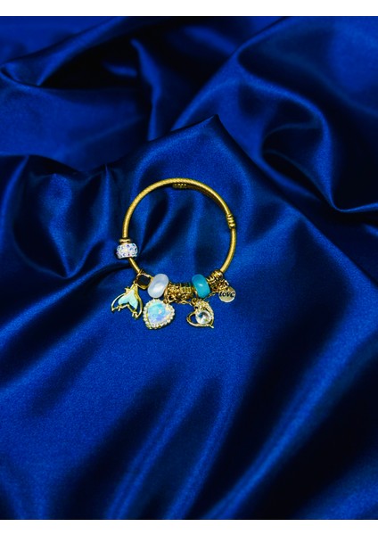 Mavi-Beyaz Taşlı Sallantılı Charm Çelik Bileklik - Şık ve Zarif Kadın Takısı