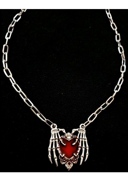 Kalp Tutan Iskelet Eller Gotik Kolye