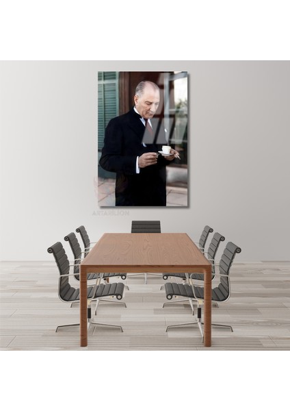 Renklendirilmiş Atatürk Cam Tablo Modeli Kahve Içen Atatürk Dikey Duvar Tablosu Ofis Ev Dekoru
