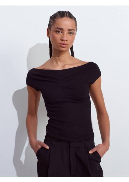 31718 Omuzları Açık Pile Detaylı Top-Siyah