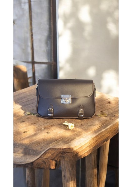 Kadın Kahverengi Kilitli Kemer Detaylı Suni Deri Uzun Askılı Omuz Çantası