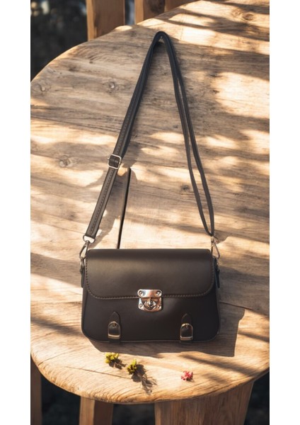 Kadın Kahverengi Kilitli Kemer Detaylı Suni Deri Uzun Askılı Omuz Çantası fiyatları