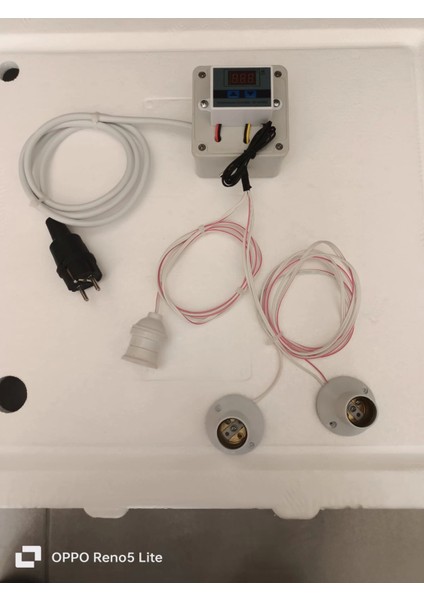 Kümes Isıtıcı 2 Adet 250 W Infrared Isıtıcı, Dijital Termostatlı . 1 Adet Aydınlatma