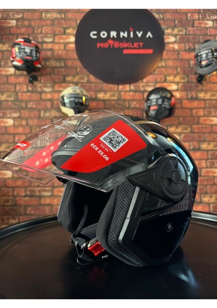 Şık Siyah Açık Kask, Konforlu ve Güvenli Sürüş için Tasarlandı