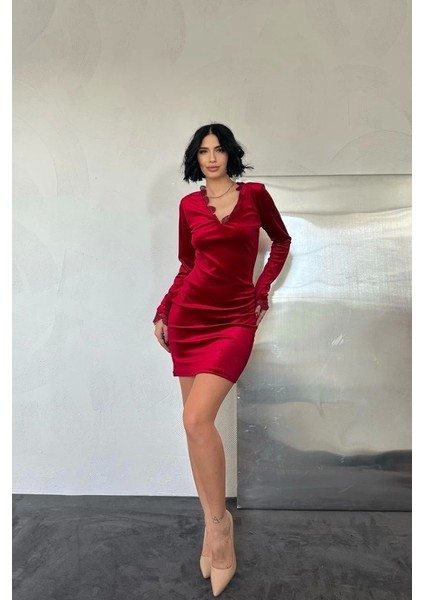 Kırmızı Yaka ve Kol Dantelli Mini Elbise