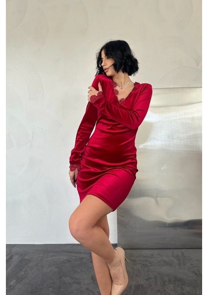 Kırmızı Yaka ve Kol Dantelli Mini Elbise fiyatları