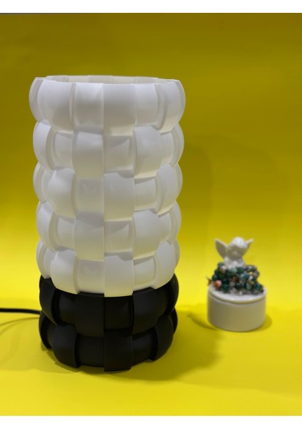 Modern Siyah-Beyaz Dekoratif 3D Baskı Abajur – Aç/kapat Anahtarlı, Ampul Hediyeli (25 cm )