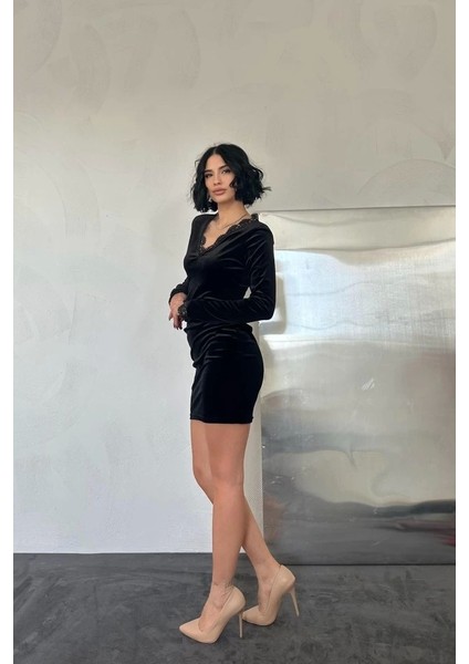 Siyah Yaka ve Kol Dantelli Mini Elbise