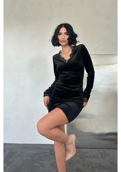 Siyah Yaka ve Kol Dantelli Mini Elbise