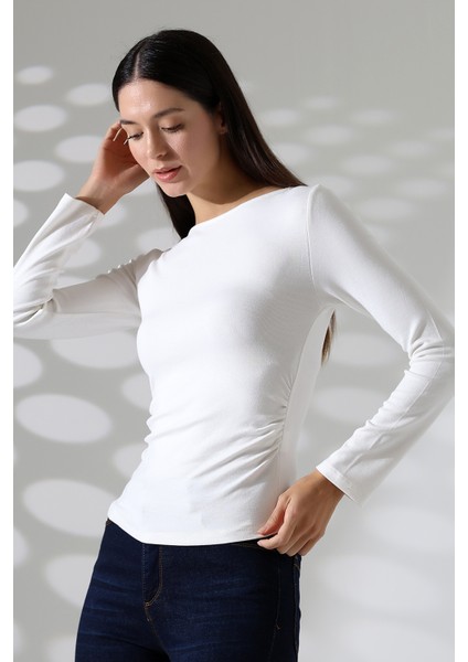Uzun Kollu Kayık Yaka Yanları Büzgülü Vücuda Oturan Basic Kadın Body T-Shirt 21951 Ekru