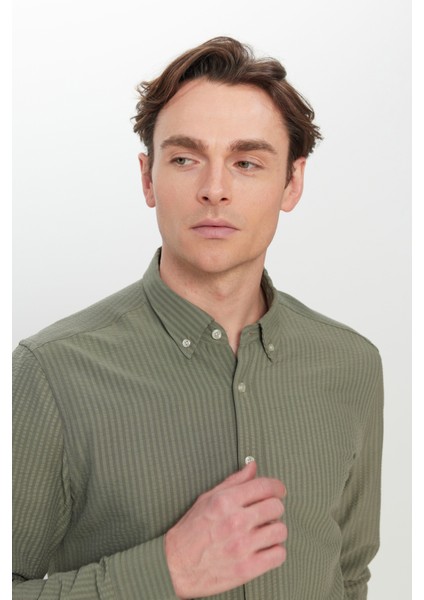 Slim Fit Dar Kesim Düğmeli Yaka Armürlü Gofre Desenli Gömlek