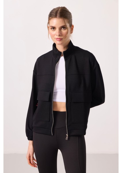 Siyah Yumuşak Dokulu Dik Yaka Oversize Kargo Cepli Kadın Crop Top Sweatshirt - 97301