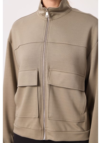 Koyu Bej Yumuşak Dokulu Dik Yaka Oversize Kargo Cepli Kadın Crop Top Sweatshirt - 97301 fiyatları