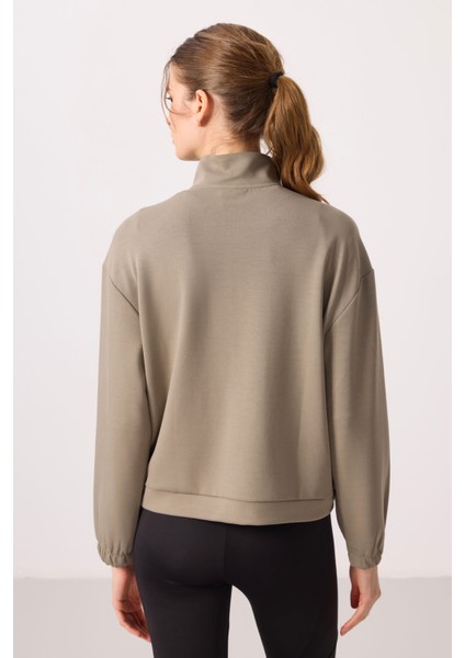 Koyu Bej Yumuşak Dokulu Dik Yaka Oversize Kargo Cepli Kadın Crop Top Sweatshirt - 97301 indirimleri