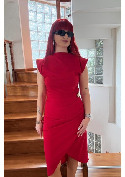 Kırmızı Tokalı Elbise