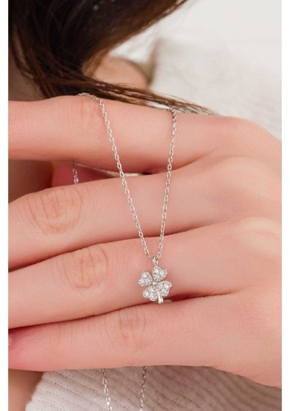 925 Ayar Gümüş Taşlı Yonca Motifli Kadın Kolye