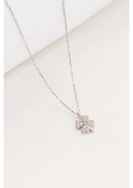 925 Ayar Gümüş Taşlı Yonca Motifli Kadın Kolye fırsatları