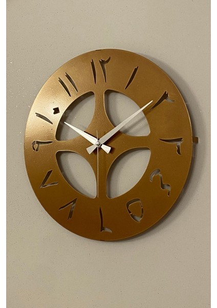 Modern metal duvar saati, 40x40 cm, şık ve sessiz mekanizmalı.