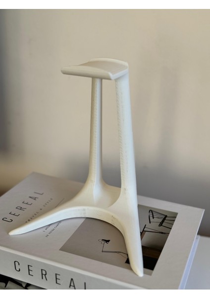 Minimalist ve Şık: Bilgisayar Masası ve Ofis Dekorunu Tamamlayan Modern Kulaklık Standı