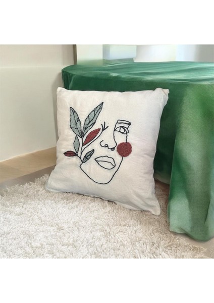 Kadın Yüzü Çiçekli Desenli, Punch Işlemeli Kırlent Kılıfı 40 cm x 40 cm fiyatları