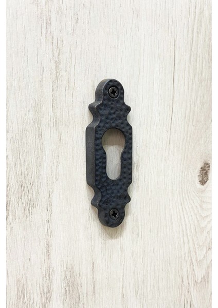 Pirinç Döküm Oksit Siyah Rengi 8 cm Dövme Desenli Kilit/barel Rozeti