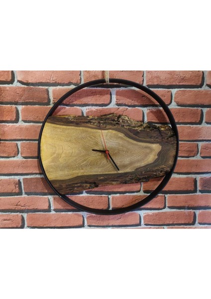 Doğa temalı ahşap duvar saati, 45 x 45 cm, sıcak kahverengi tonuyla şıklık sağlar