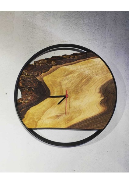Doğa temalı ahşap duvar saati, 45 x 45 cm, sıcak kahverengi tonuyla şıklık sağlar