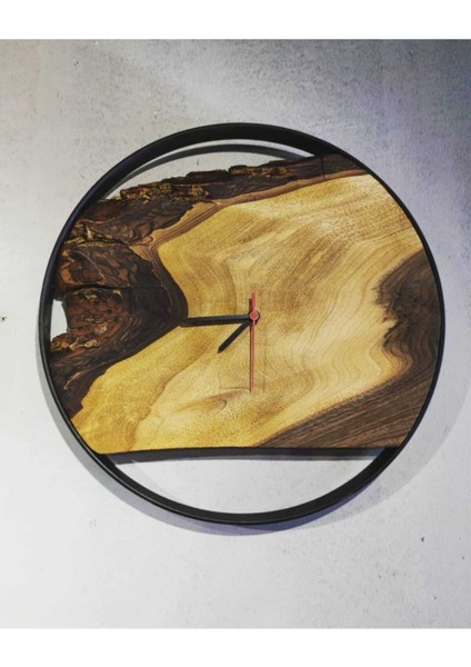 Doğa temalı ahşap duvar saati, 45 x 45 cm, sıcak kahverengi tonuyla şıklık sağlar