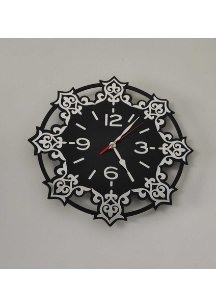 Altın renkli geometrik duvar saati, 30x33 cm şık ve modern tasarım