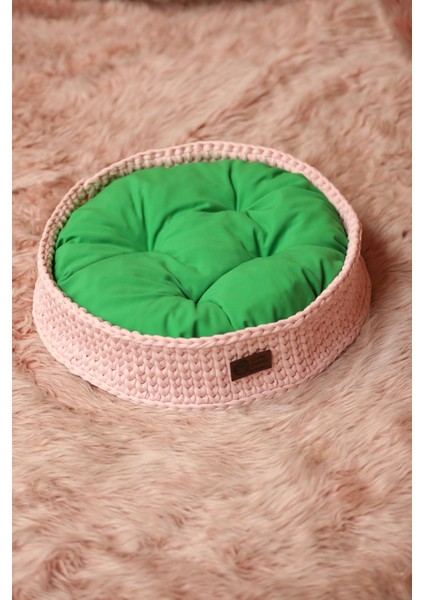 Yumuşak örgü yatak, pudra ve yeşil renklerde rahat uyku keyfi sağlar