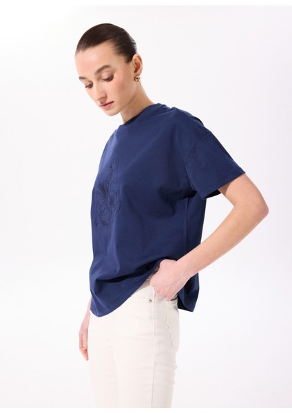 Bisiklet Yaka Nakışlı Lacivert Kadın T-Shirt F5SL-TST0111