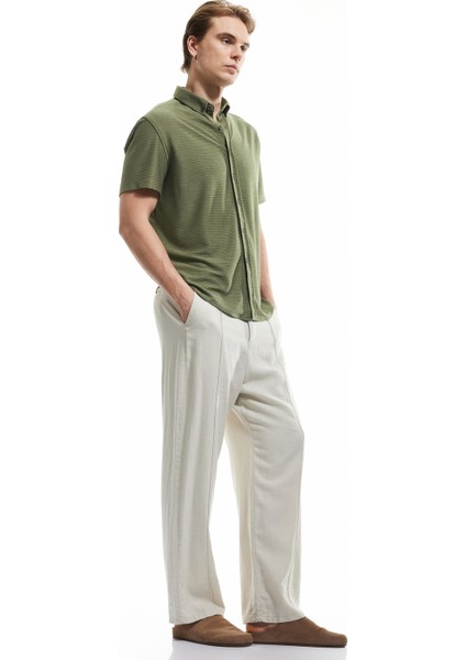 Düğmeli Yaka Dokulu Viskon Karışımlı Regular Fit Klasik Kısa Kollu Gömlek