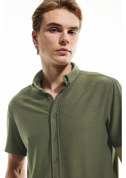 Düğmeli Yaka Dokulu Viskon Karışımlı Regular Fit Klasik Kısa Kollu Gömlek fiyatları