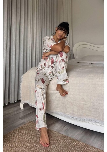 Renkli Yaprak Desenli Penye Pijama Takımı