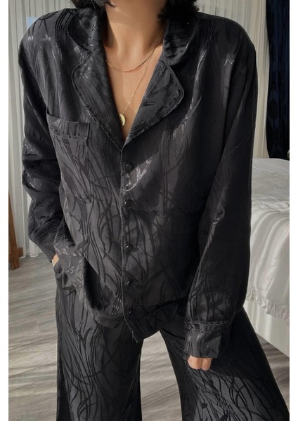 Siyah Parlak Desenli Pijama Takımı