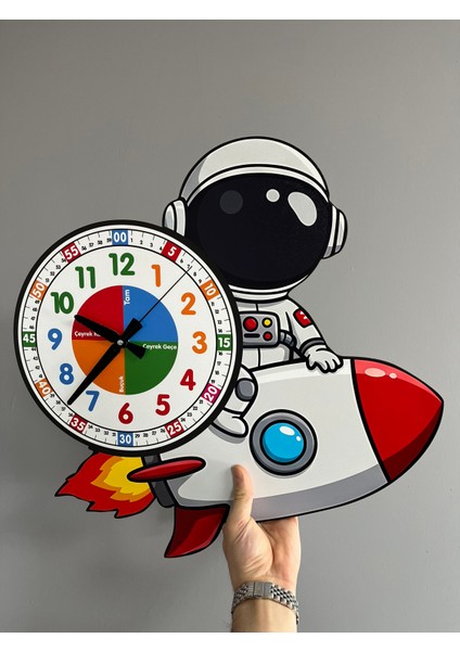 Sevimli Astronot Montessori Çocuk Odası Eğitici Ahşap Duvar Saati - Sessiz Mekanizma, Şık Tasarım